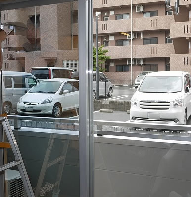 地震など衝撃によるガラス飛散防止対策（写真）